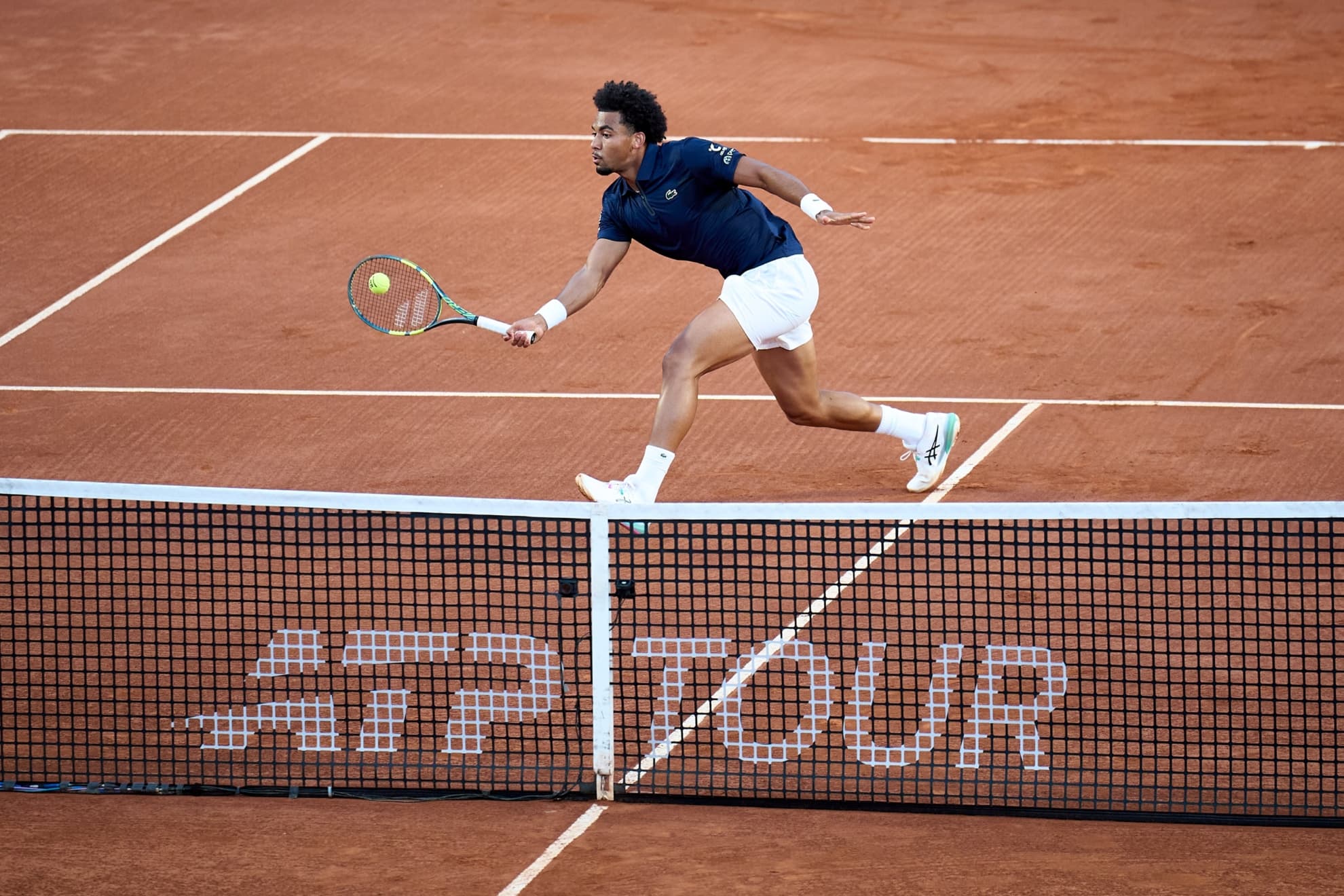 Fils ejecuta una volea.