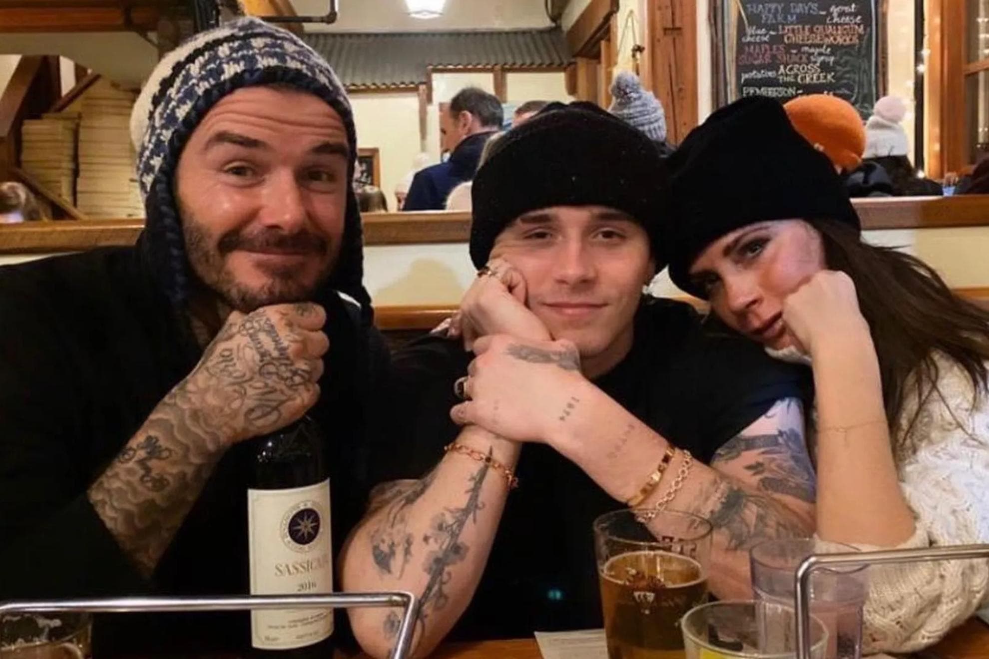 David y Victoria Beckham junto a su hijo Brooklyn, en una fotografía familiar.