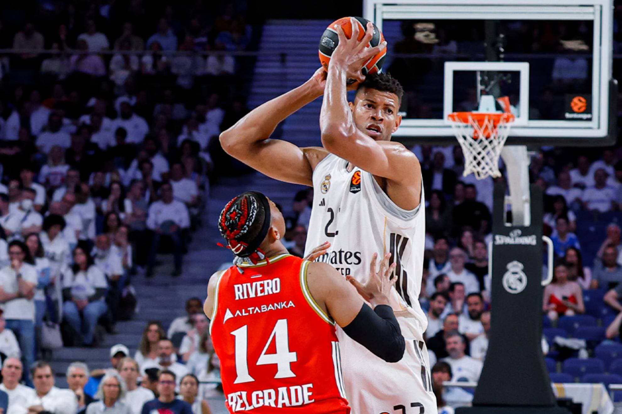 Walter Tavares busca un pase ante la defensa de Jasiel Rivero.