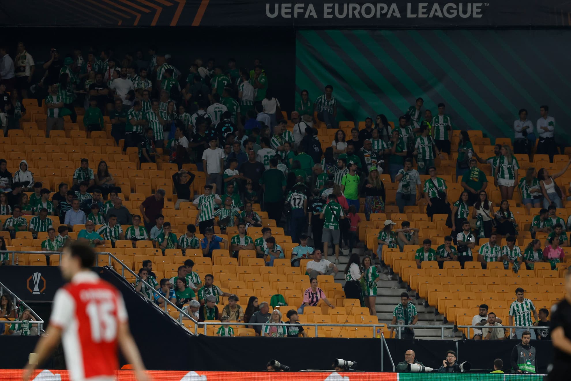 La gente abandonando La Cartuja