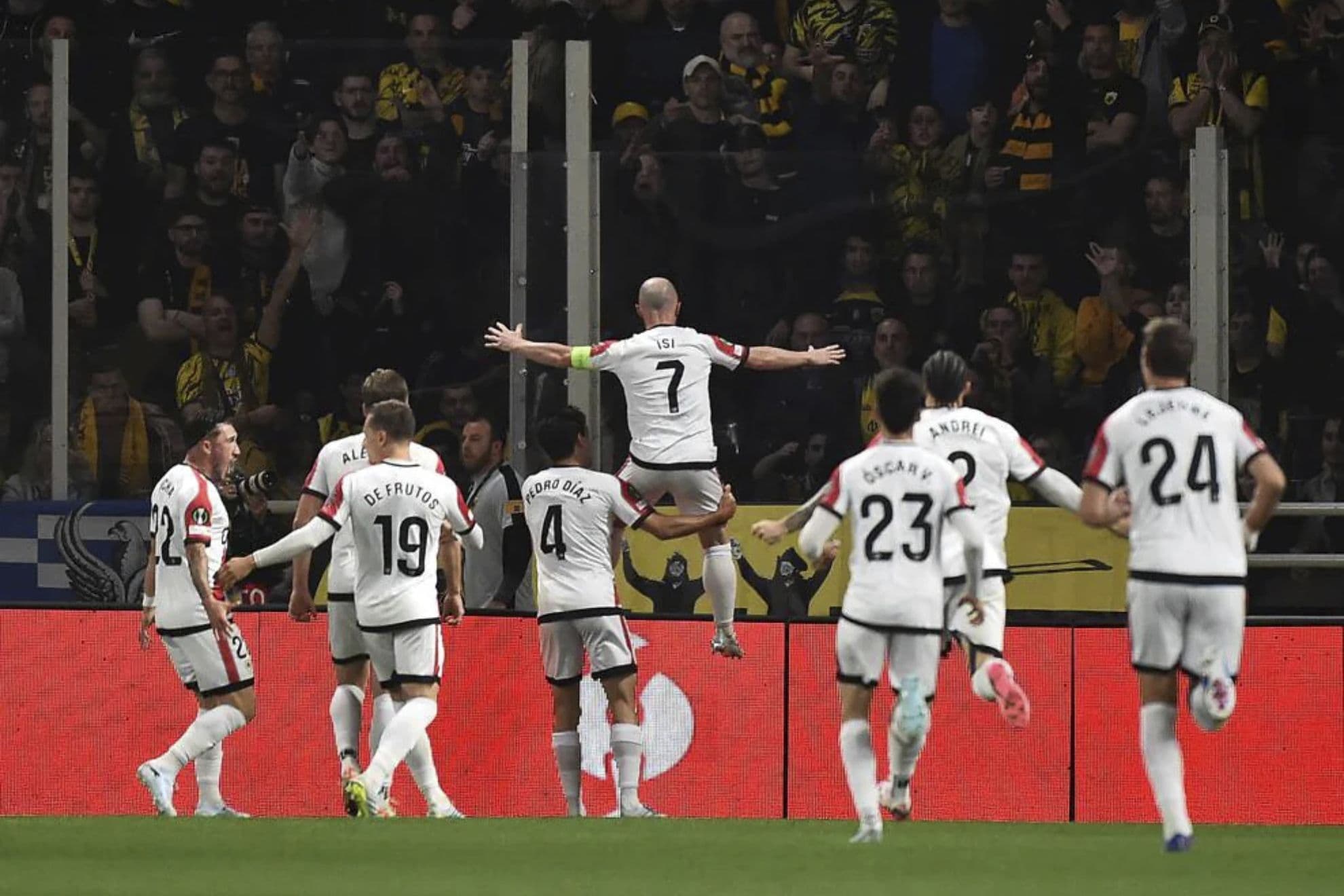 Los jugadores del Rayo celebran con Isi su gol contra el AEK