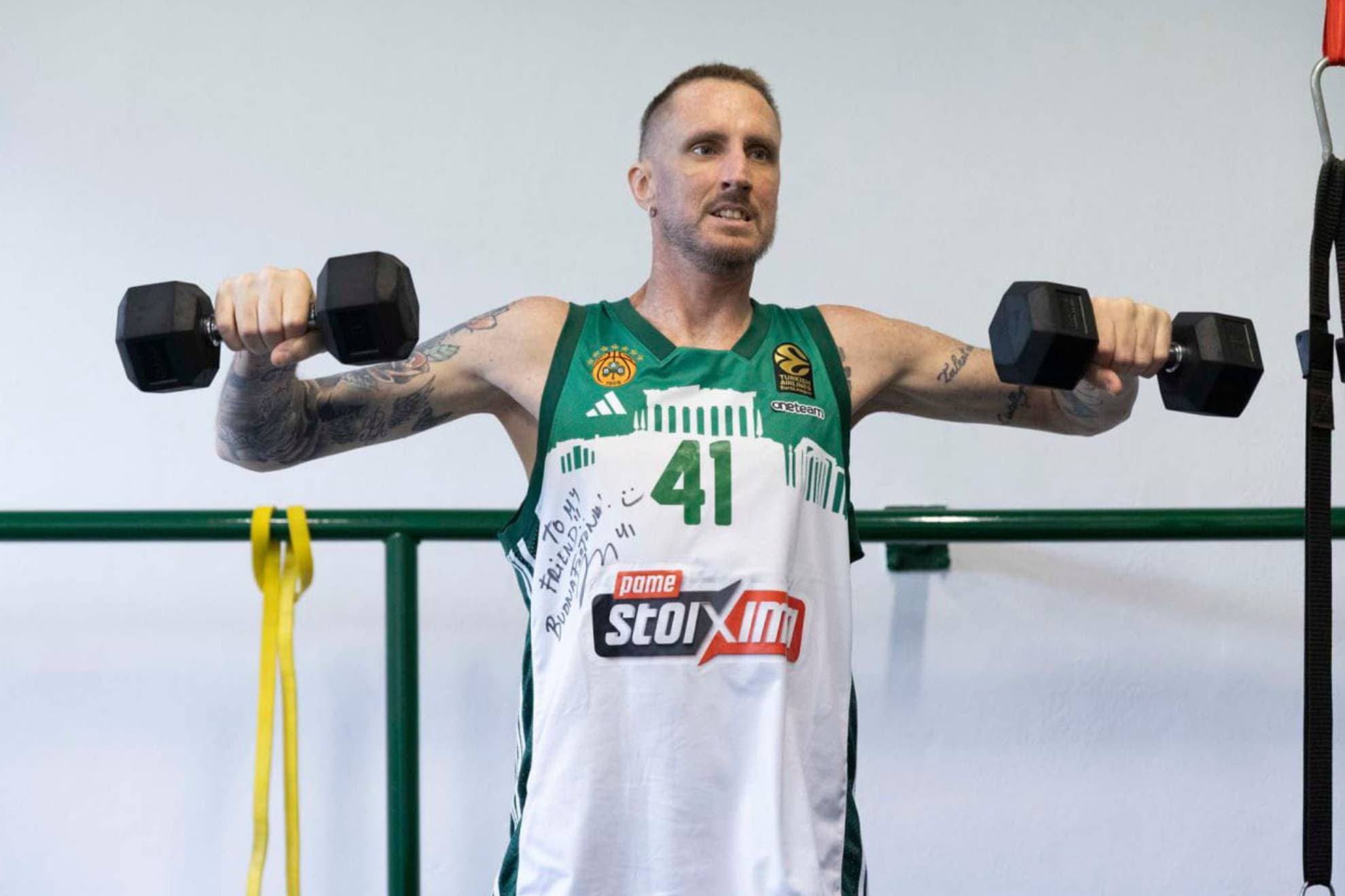 Achille Polonara, entrenándose con una camiseta de Juancho Hernangómez.