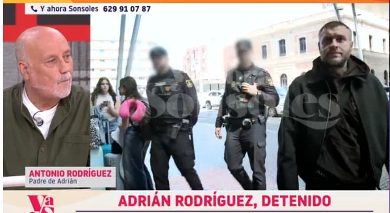 Adrian Rodríguez junto a dos policías.
