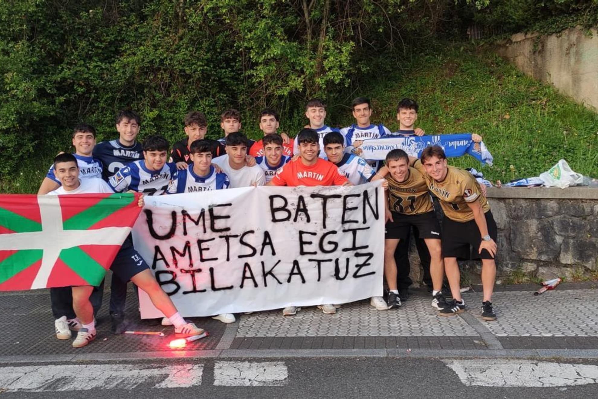 Los amigos de Jon Martín, con Astiazaran a la derecha, le desean suerte de cara a la final de Sevilla.