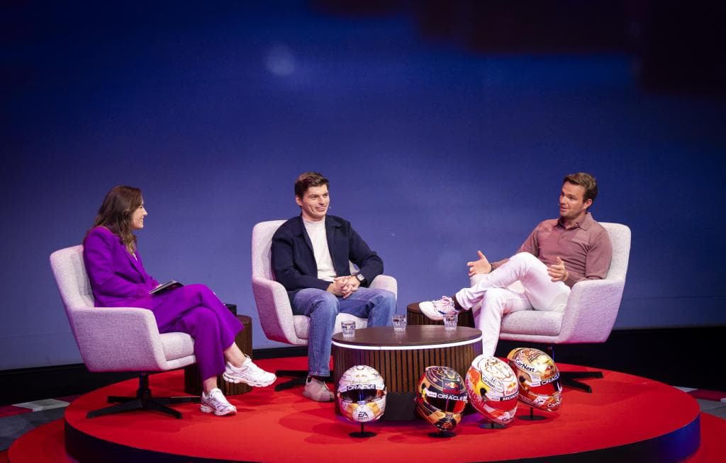 Charla de Verstappen con la presentadora de Viaplay y Van der Garde.