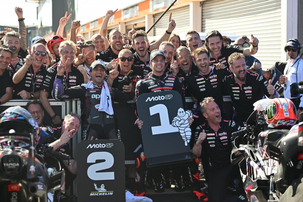 Marco Bezzecchi y Jorge Martín firman un doblete de Aprilia en Brasil.