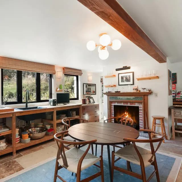 Imagen de una de las estancias de la vivienda que Drew Barrymore ha puesto a la venta por casi 5 millones de dólares