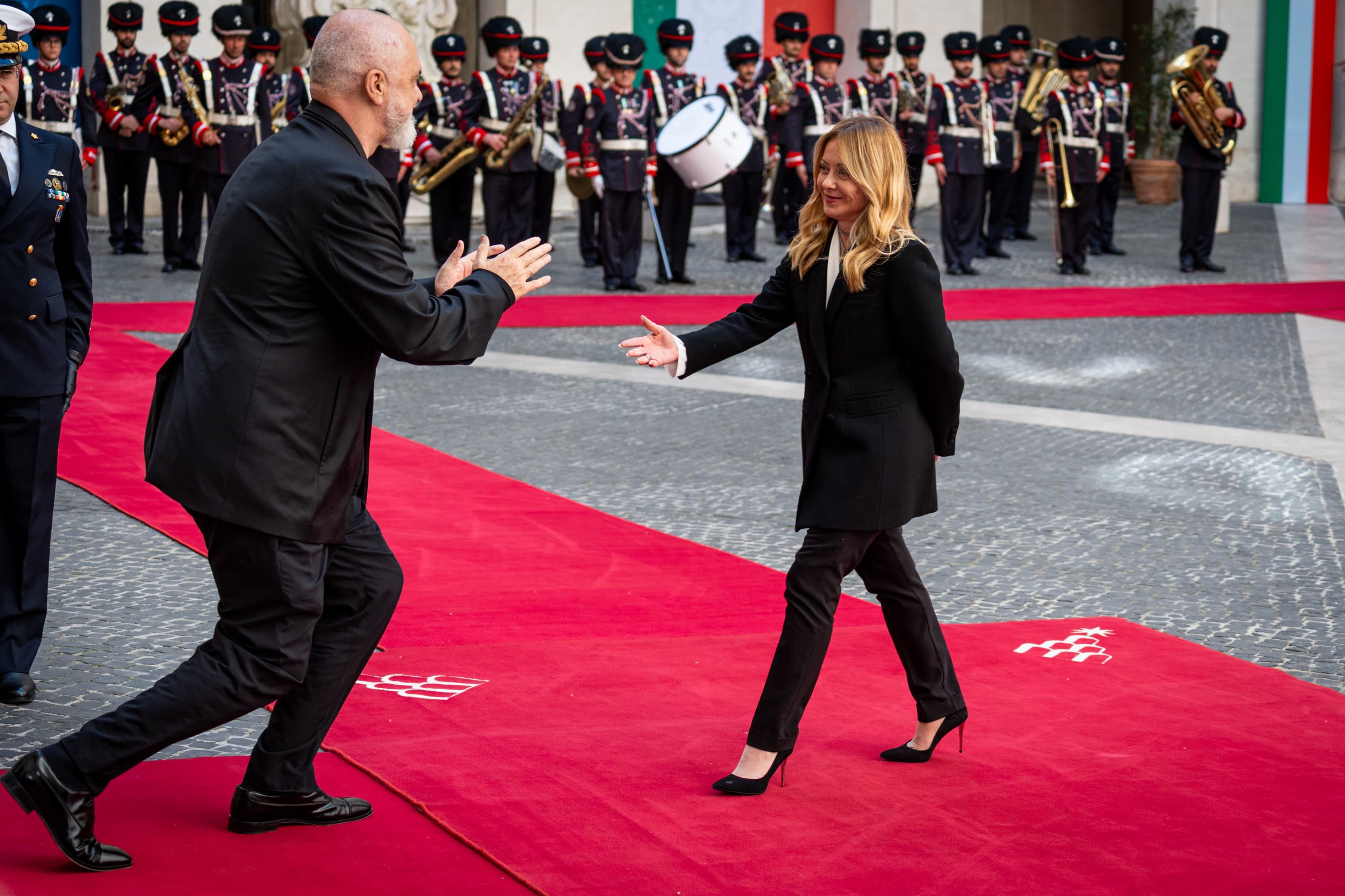 Edi Rama se arrodilla ante Giorgia Meloni en su encuentro el 16 de abril en Roma.