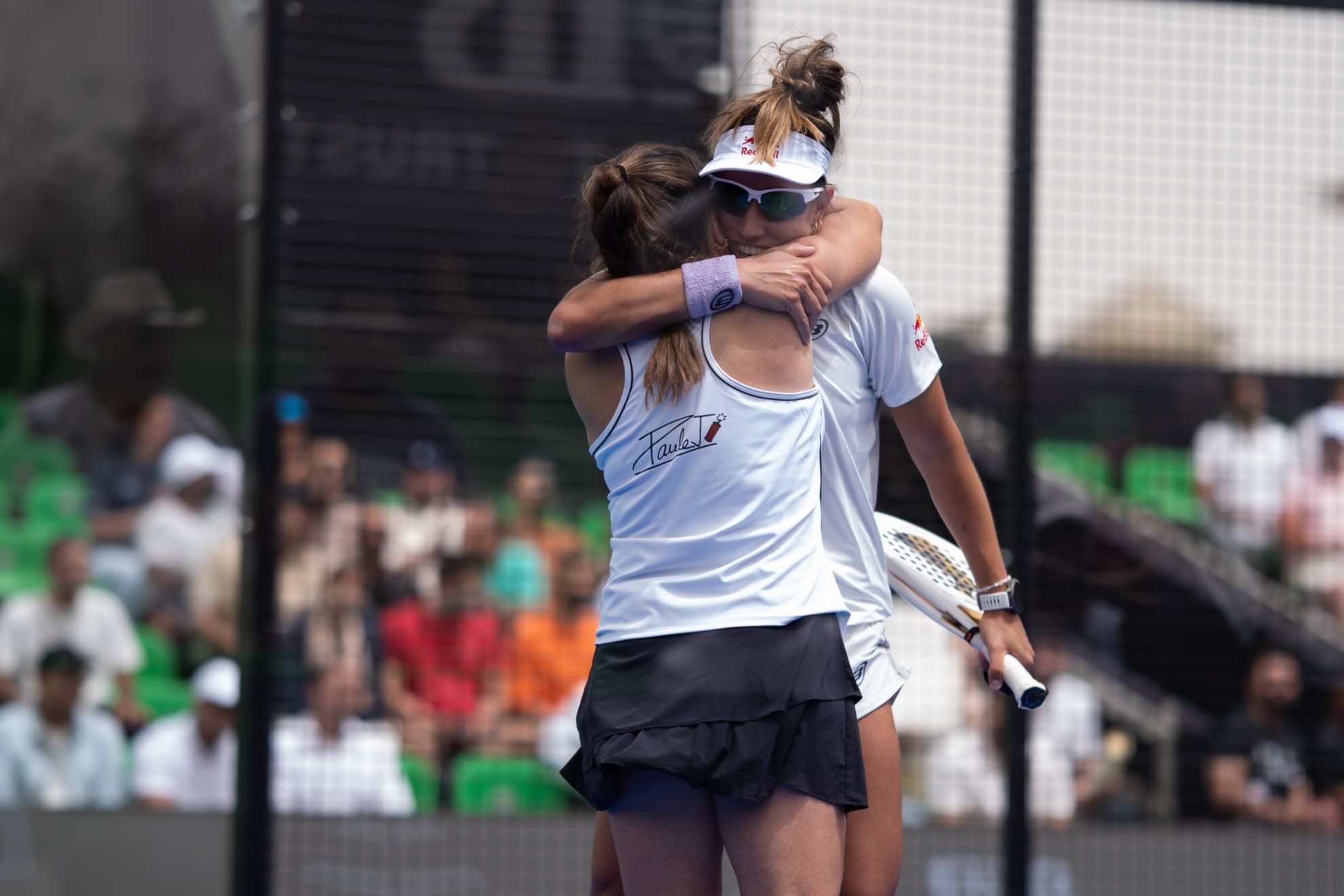 Bea y Paula se abrazan tras pasar a una nueva final.