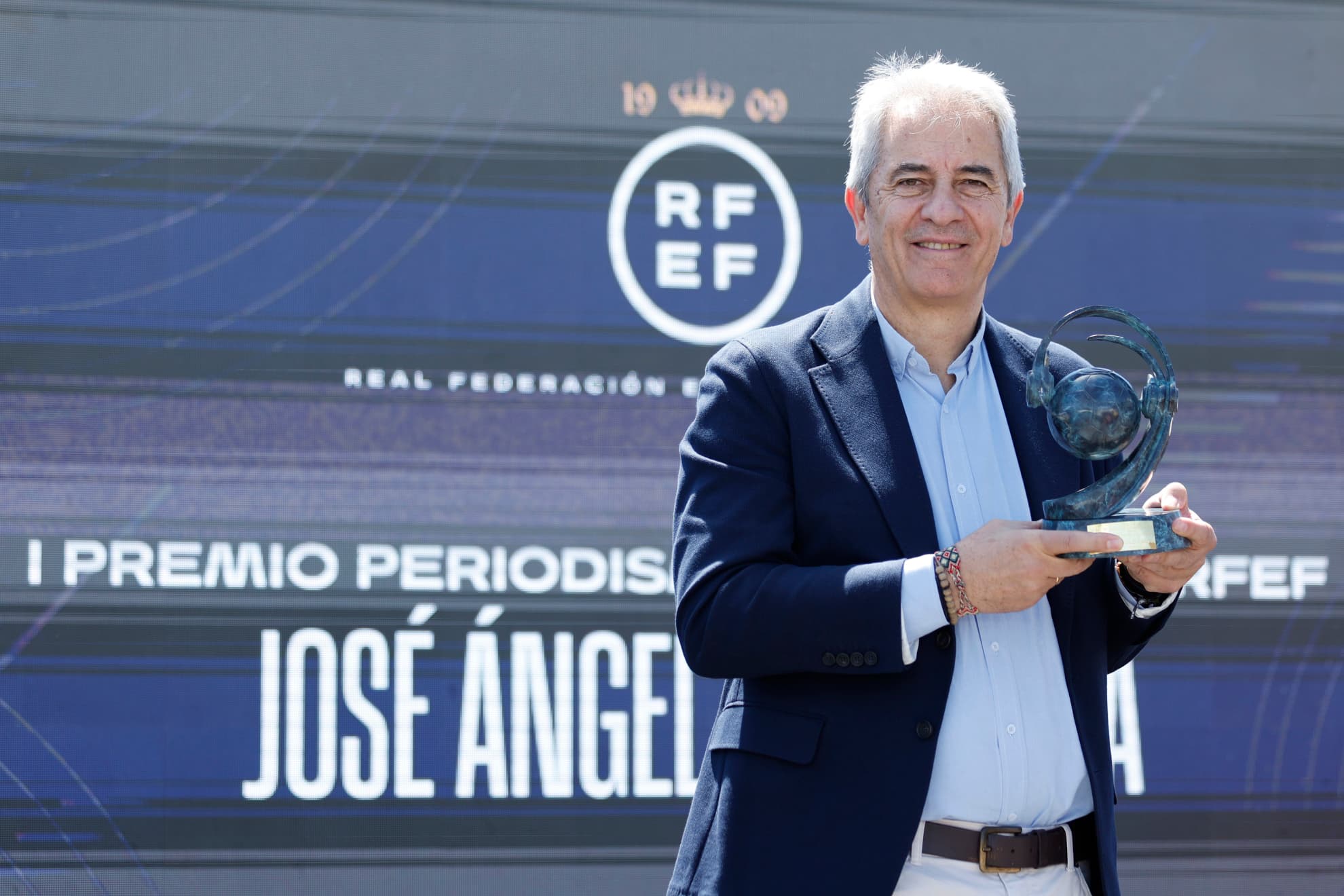 Manolo Lama, con el I Premio de Periodismo Deportivo RFEF José Ángel de la Casa