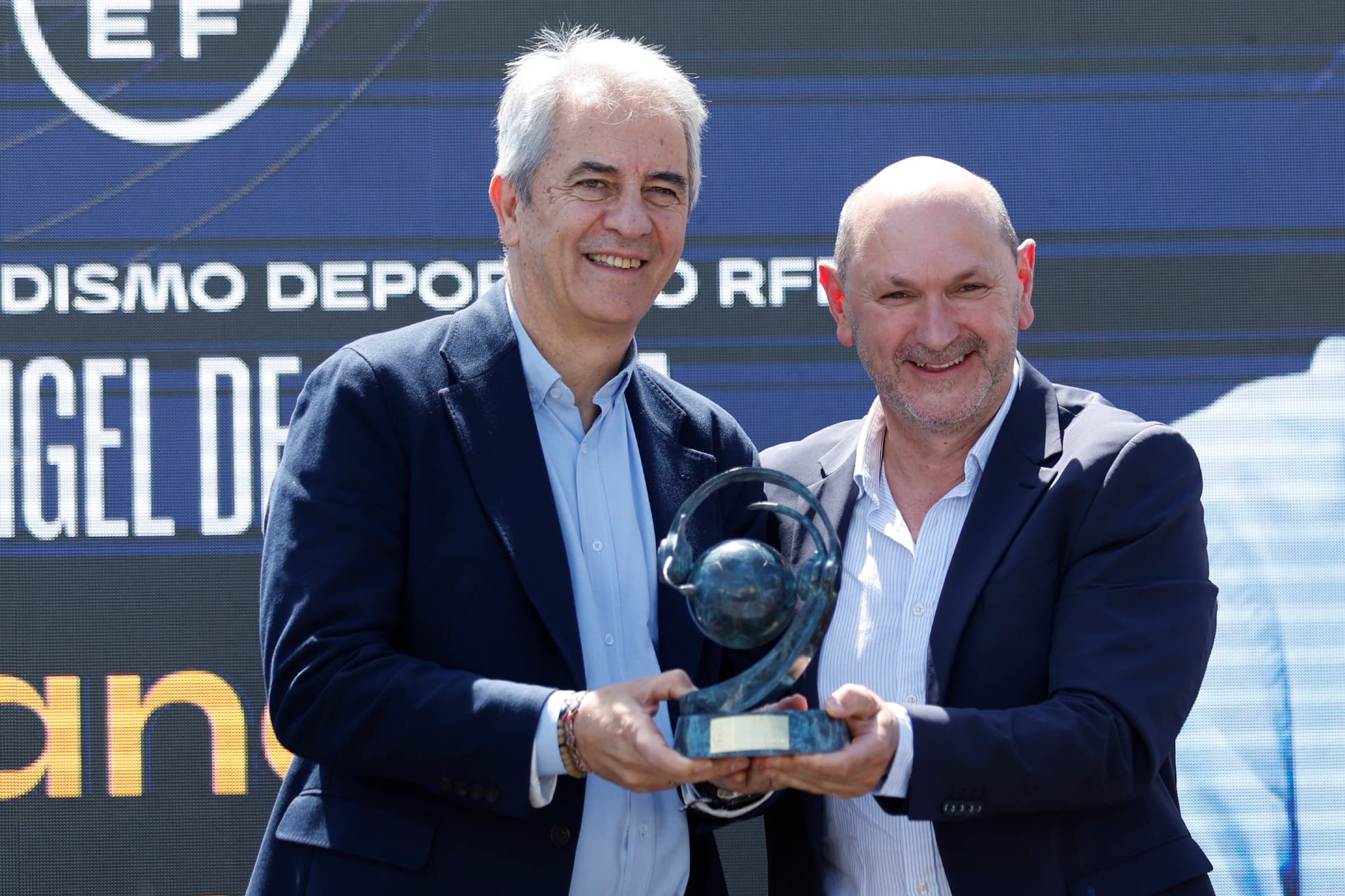 Rafael Louzán entrega a Manolo Lama el premio