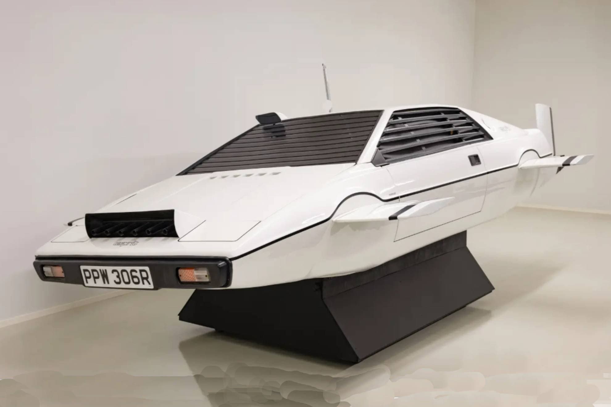 El frontal oculta supuestas salidas de ametralladora.