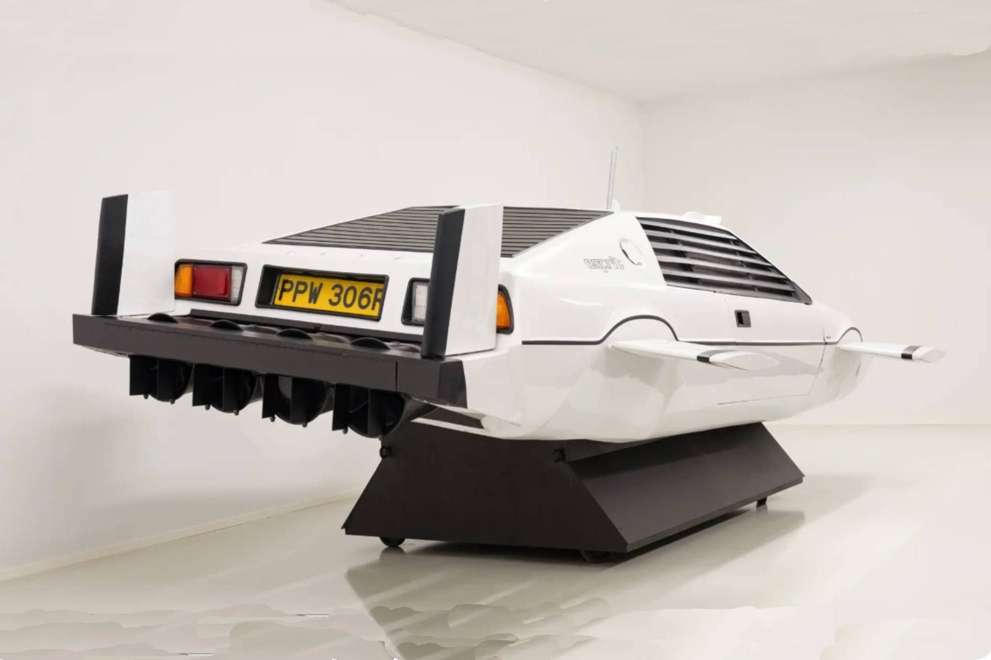 La carrocería es auténtica fabricada por Lotus, pero está vacía.