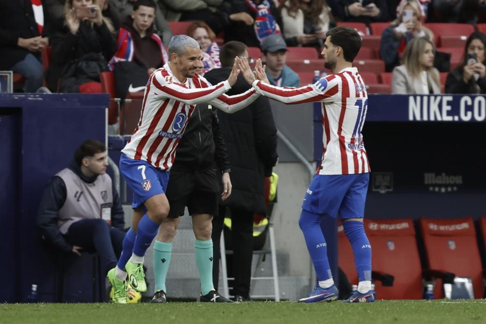Griezmann salta al campo en un partido.