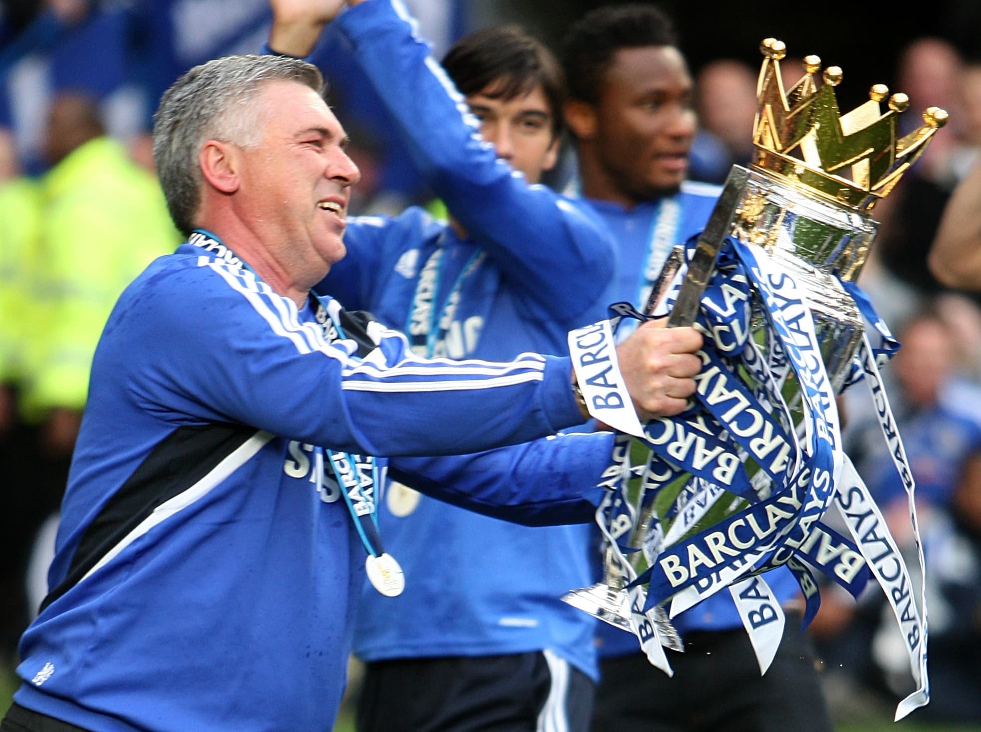 Ancelotti celebrando la Premier con el Chelsea.