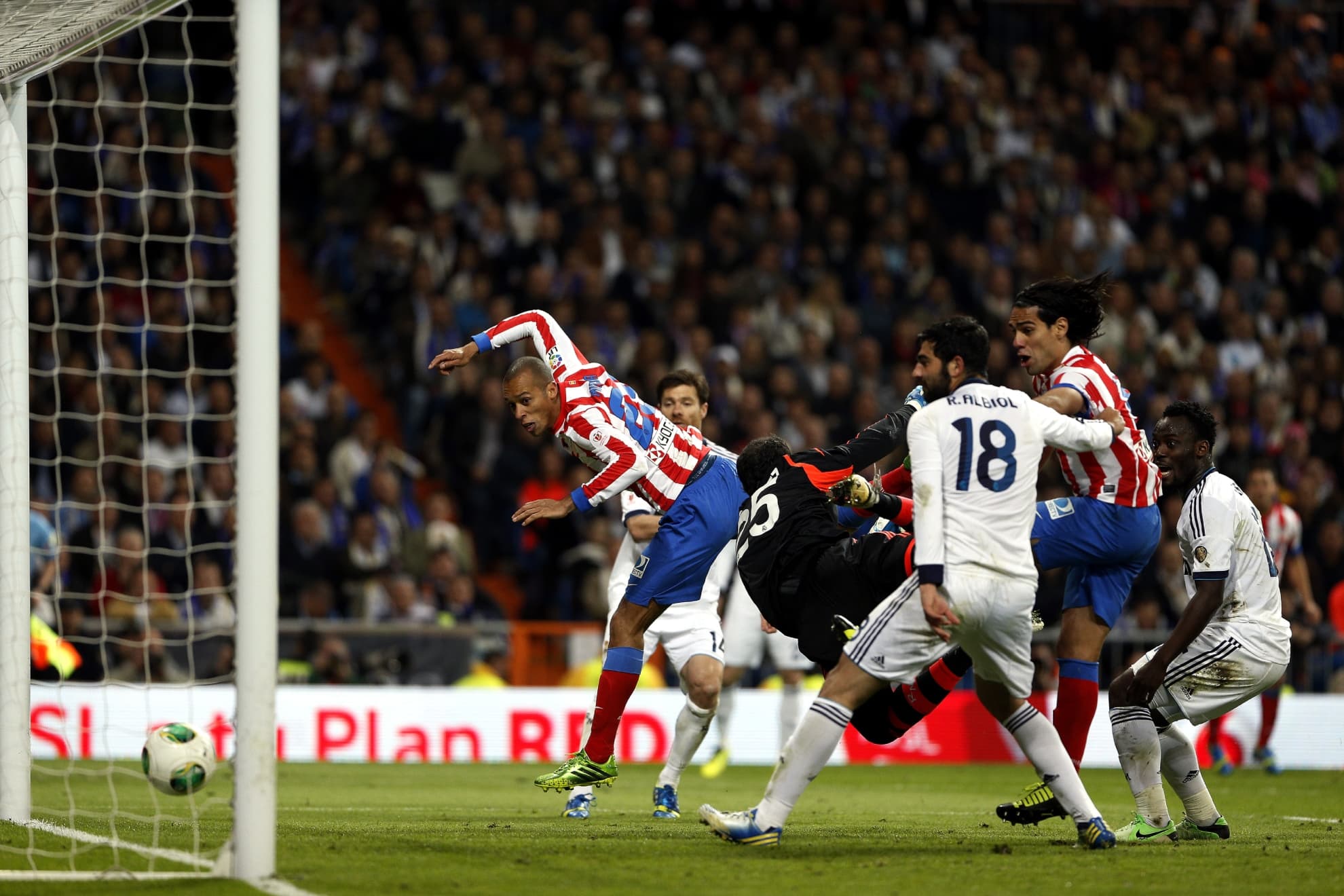 MIRANDA CABECEA EL GOL DEL TRIUNFO EN LA COPA DE 2013.