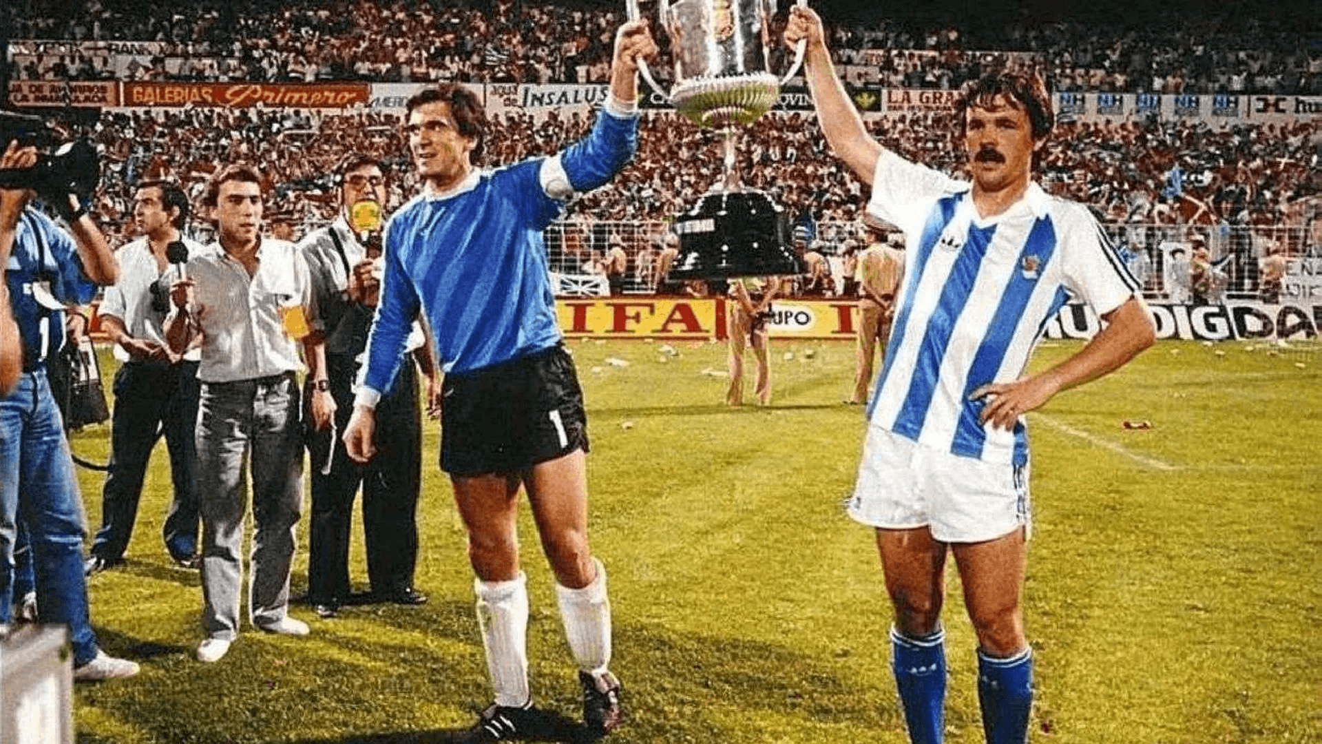 Arconada y Larrañaga levantan la Copa del 1987 tras ganar al Atleti en penaltis