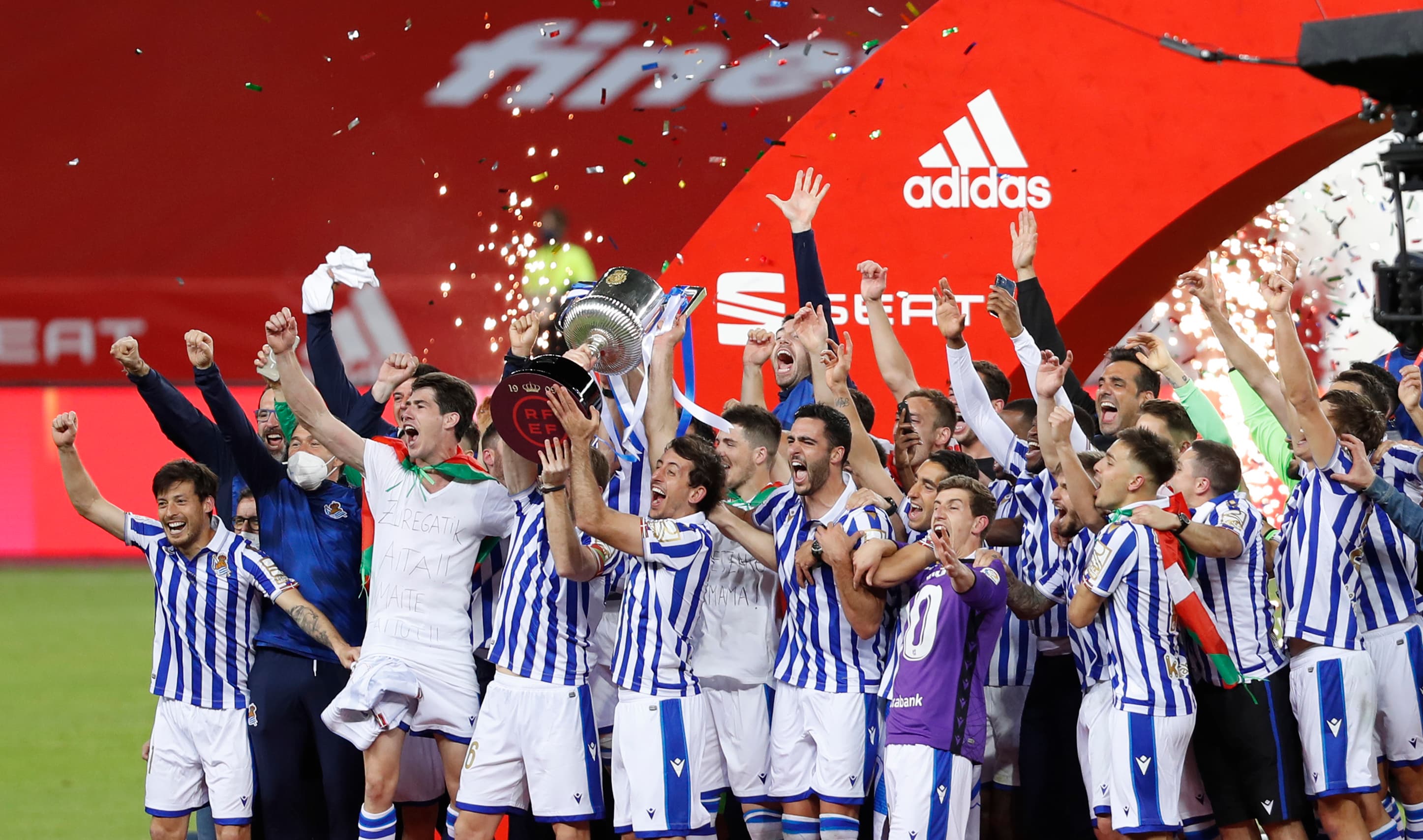Los jugadores de la Real Sociedad celebran la Copa del Rey 19-20