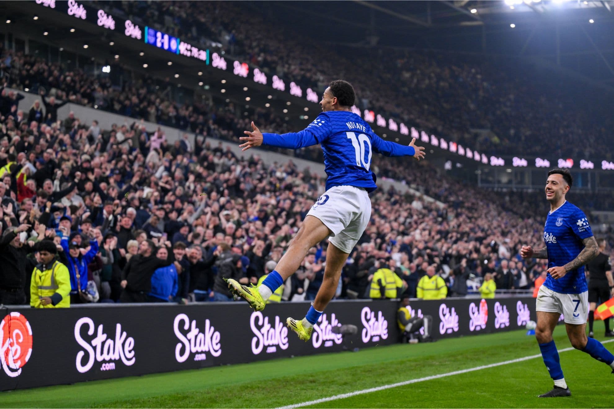 Ndiaye celebra su gol contra el Chelsea
