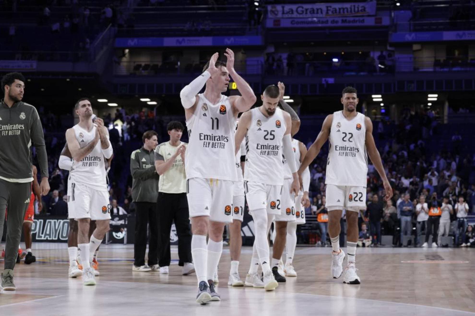 Los jugadores del Real Madrid celebran el último triunfo en Euroliga.