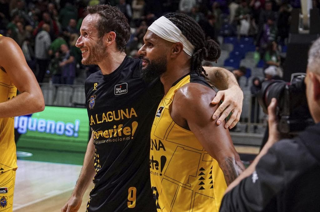 Mills y Huertas se abrazan tras un partido.