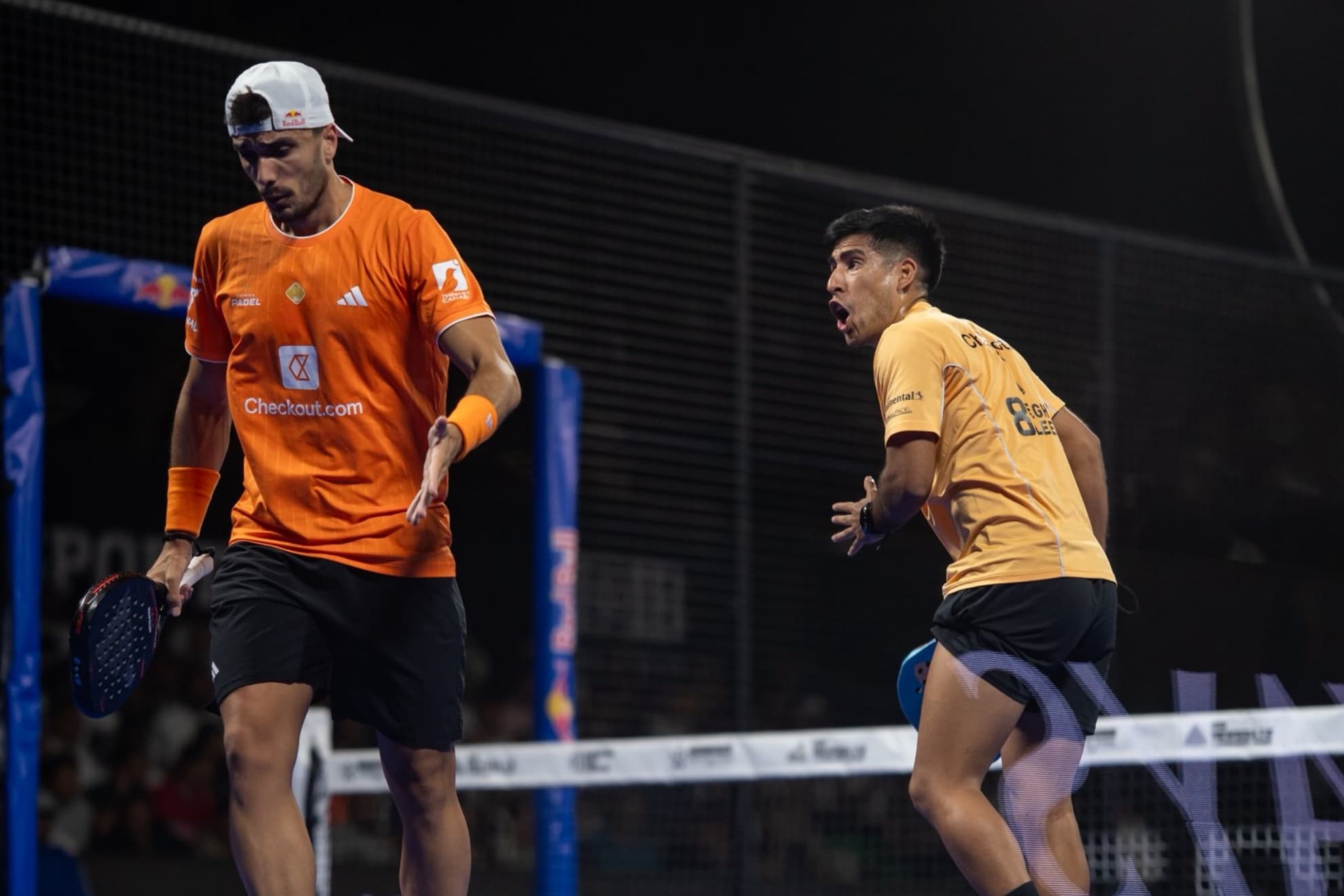 Chingotto y Galán celebran un punto en semis.