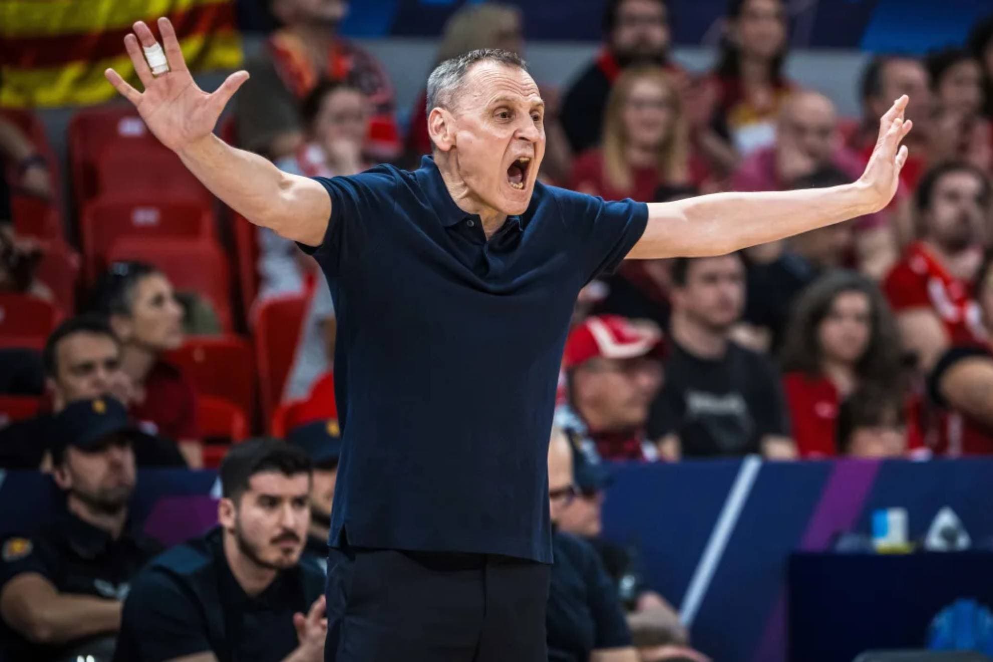 Roberto Íñiguez, técnico del Spar Girona, durante el partido.