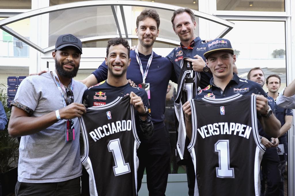 Mills y Pau Gasol, junto a los pilotos Ricciardo y Verstappen en un GP de F1.