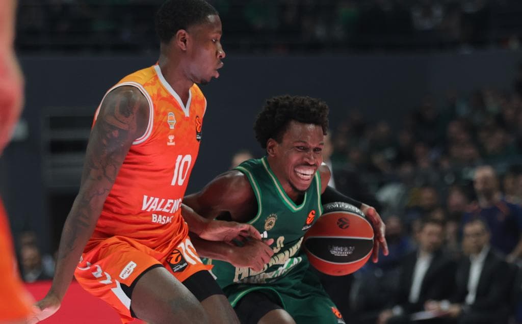 Omari Moore defendiendo a TJ Shorts en el partido de ida Panathinaikos-Valencia.