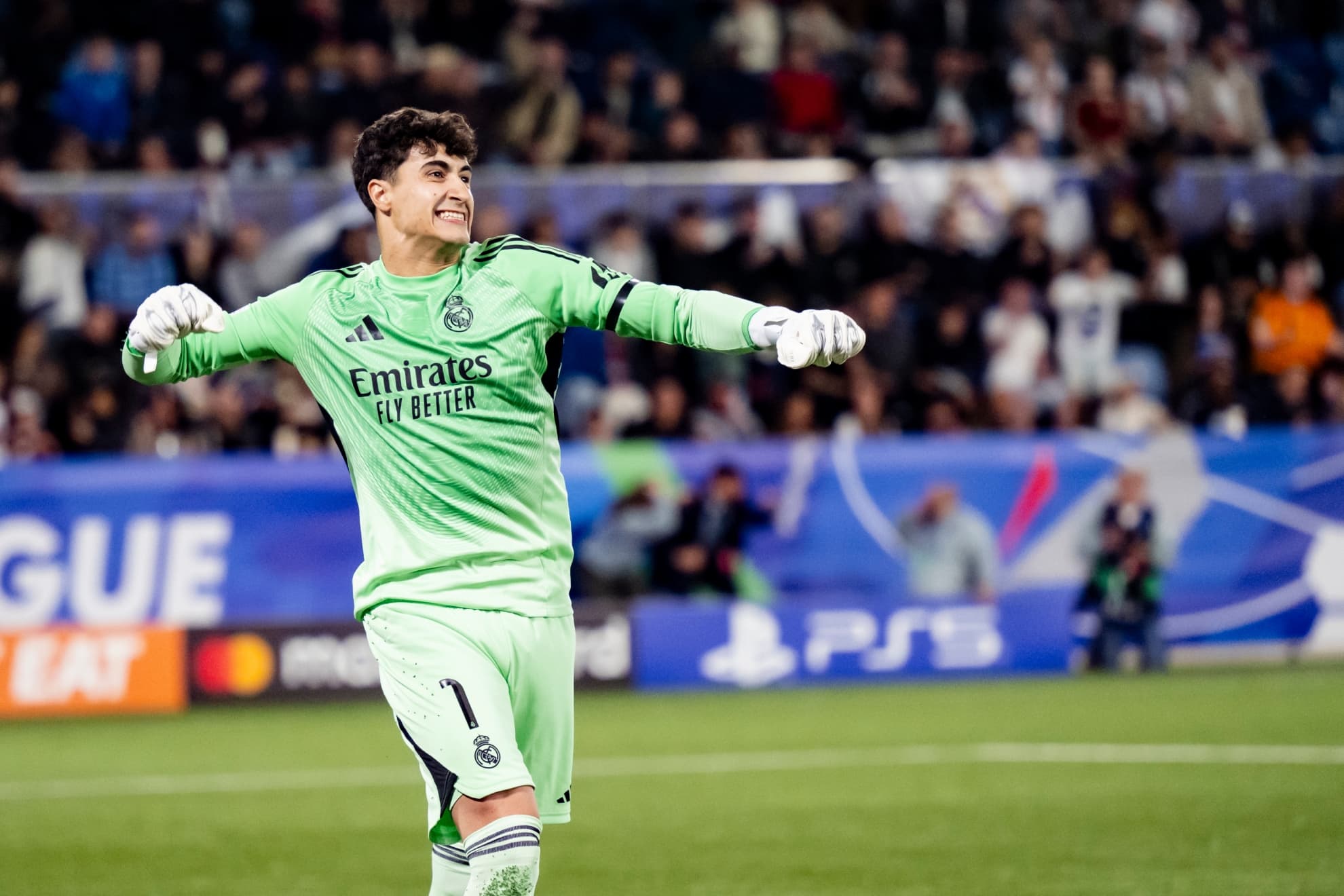 Javi Navarro, celebrando una de sus paradas en la tanda de penaltis ante el PSG.