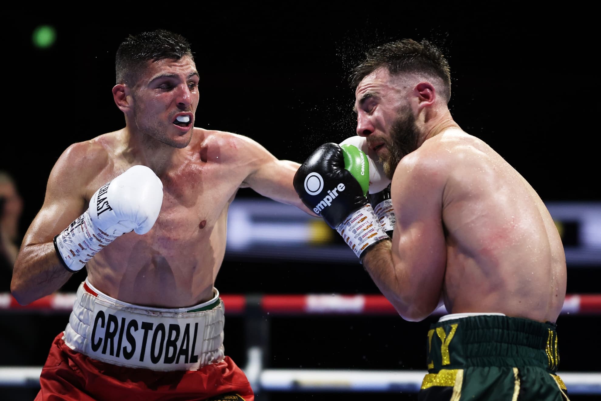 Cristóbal Lorente golpea a Nathaniel Collins en su segundo combate.