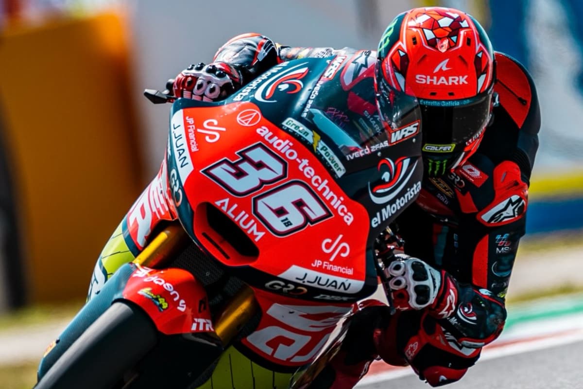 Piqueras, en la moto.