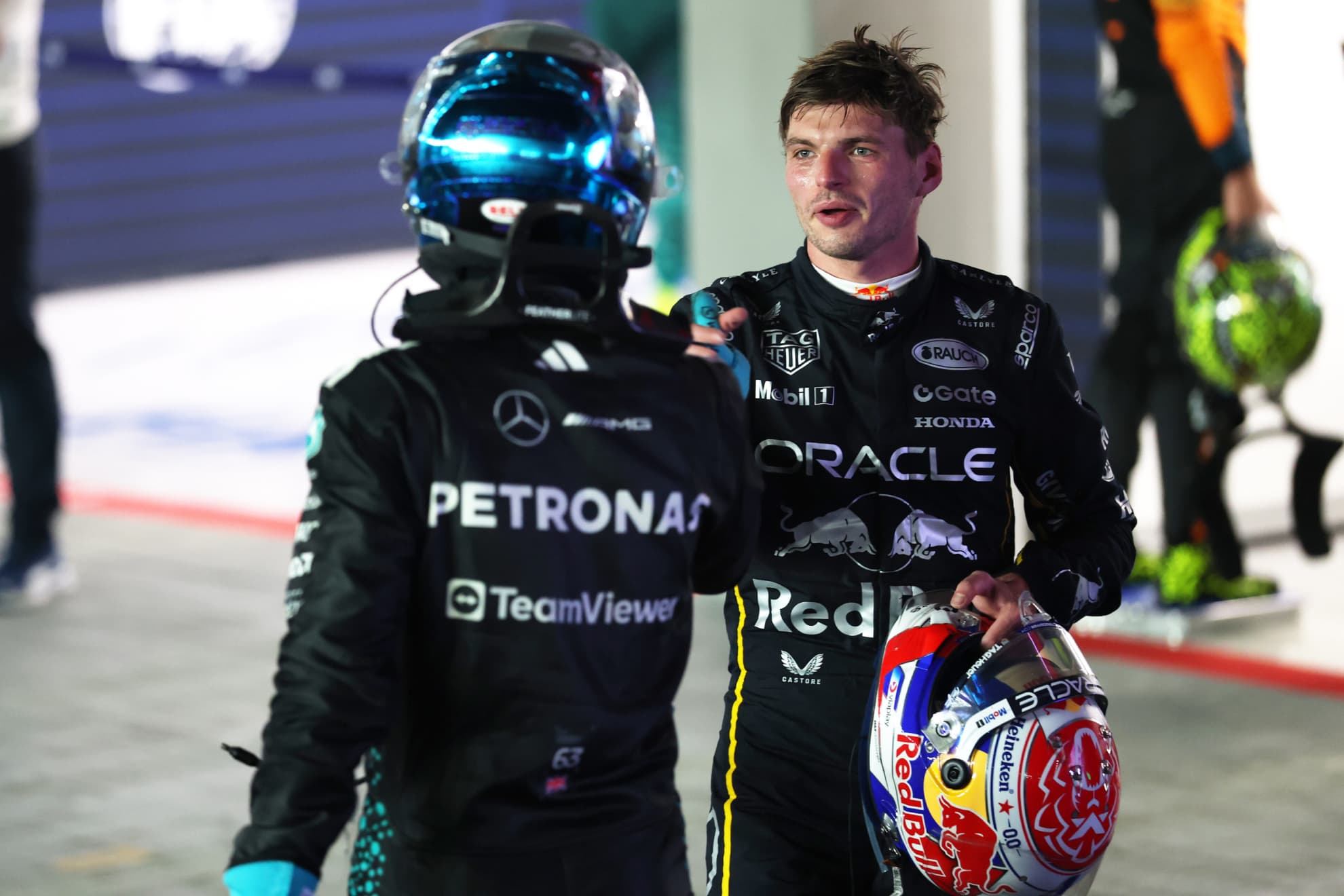 Russell y Verstappen se saludan tras una carrera.