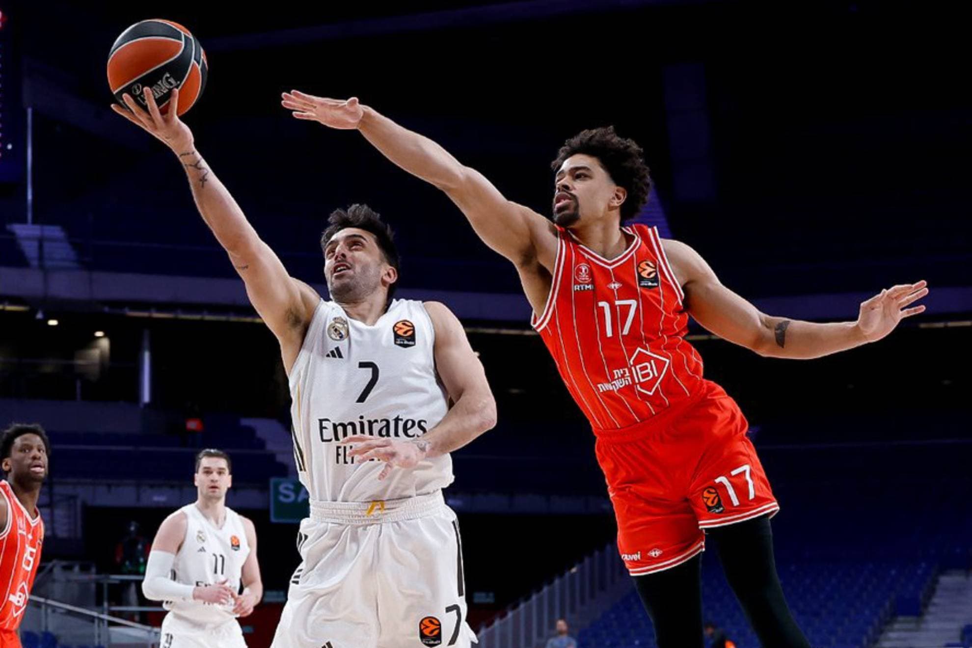 Facundo Campazzo entra a canasta en el último Real Madrid-Hapoel Tel Aviv disputado a puerta cerrada.