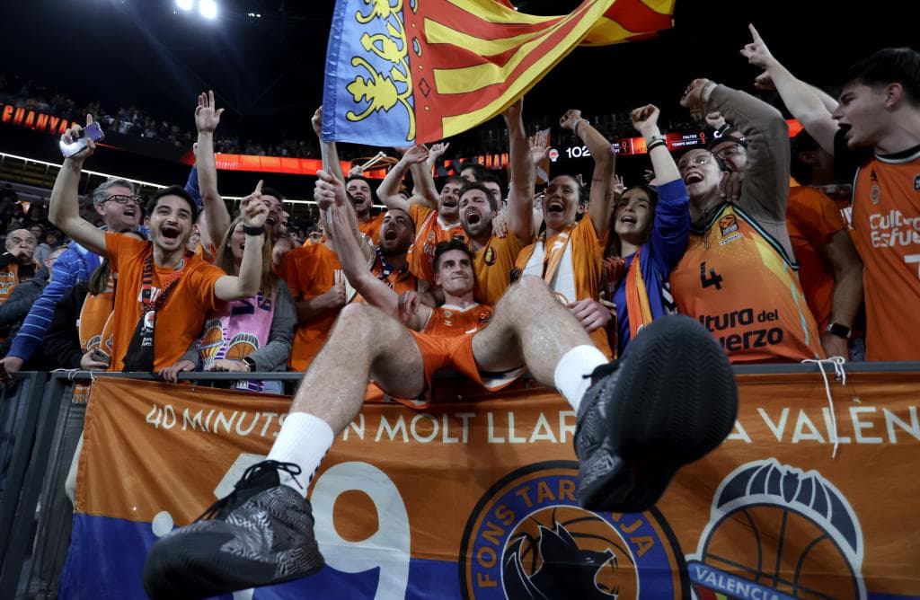 Nate Reuvers celebra con los aficionados del Valencia Basket la clasificación a los playoffs.