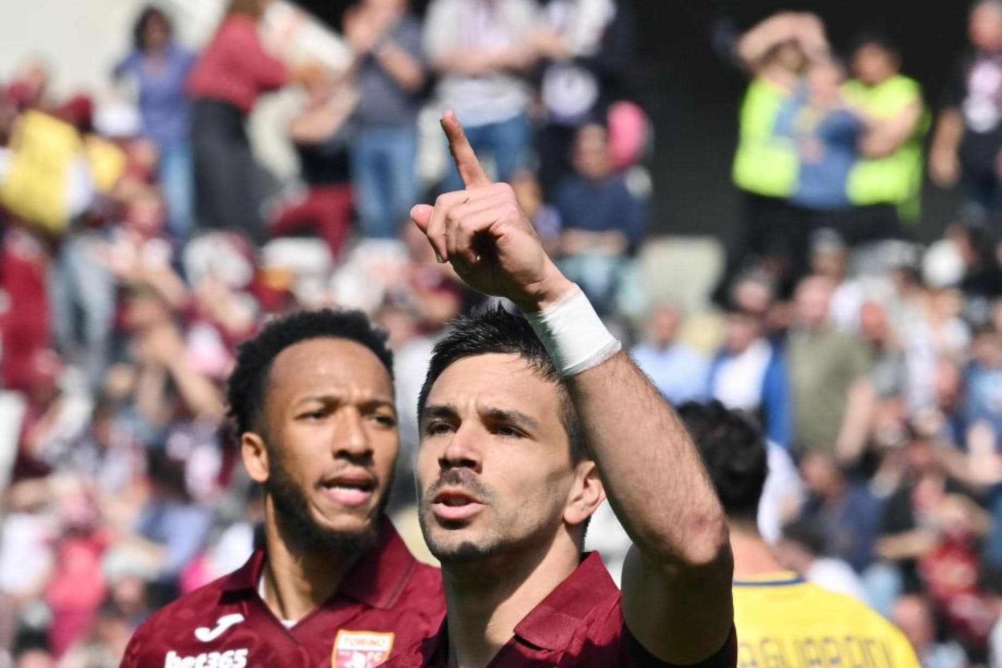 Gio celebra un gol con el Torino.