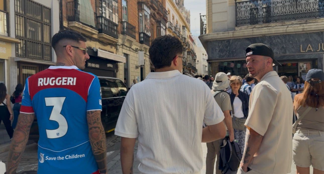 Recorremos las calles de Sevilla con los amigos de Ruggeri