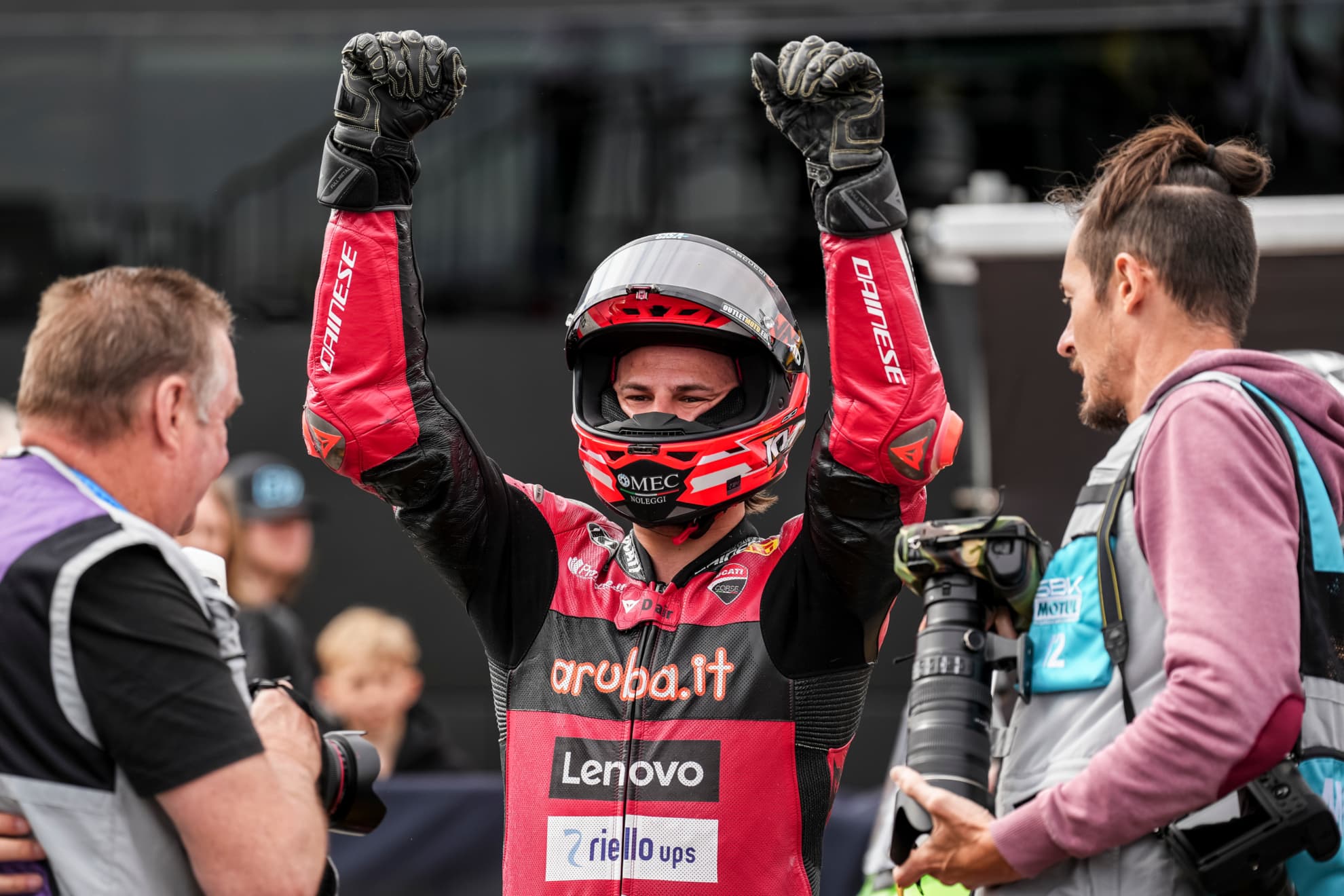 Nicolo Bulega festeja su extraordinario sábado (pole y victoria) en Assen.