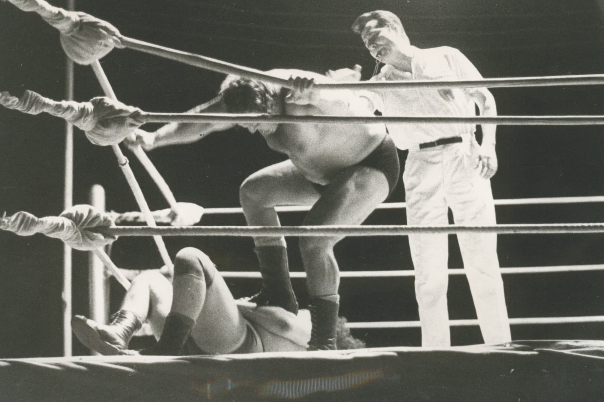 Hércules Cortés domina contundentemente a un rival.