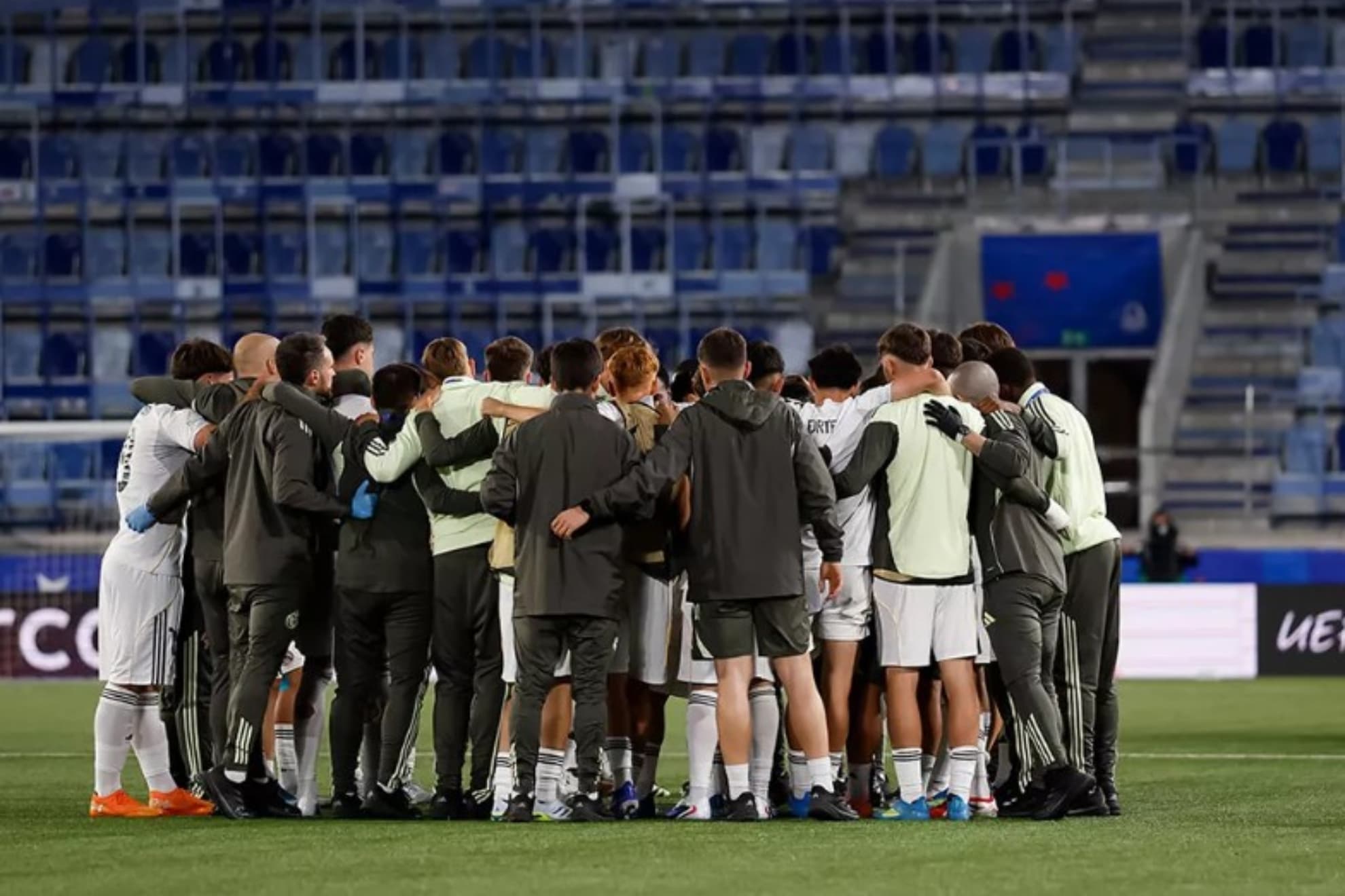 La piña del juvenil antes de la tanda de penaltis frente al PSG en la Youth.