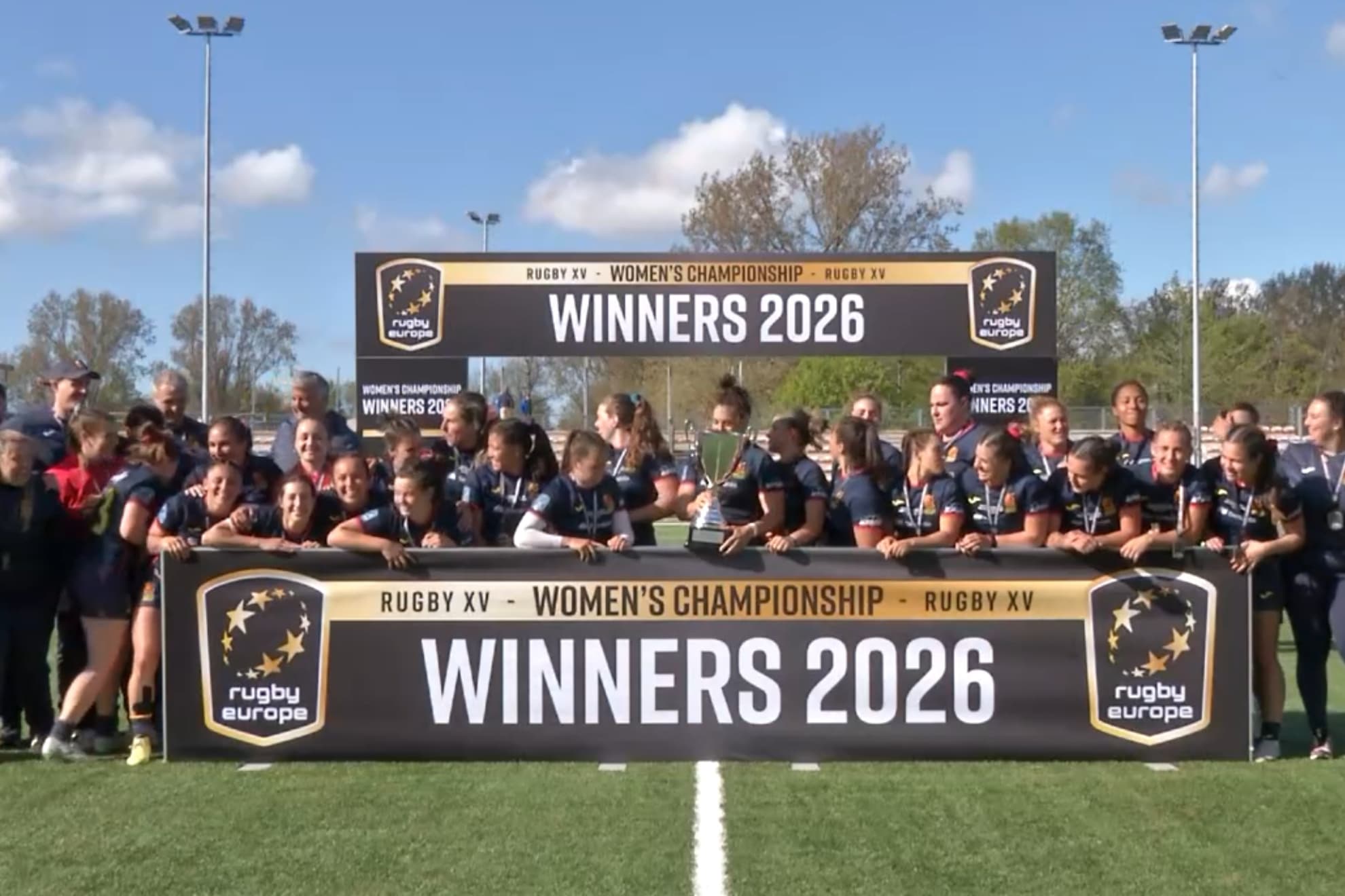 La selección española celebra el título