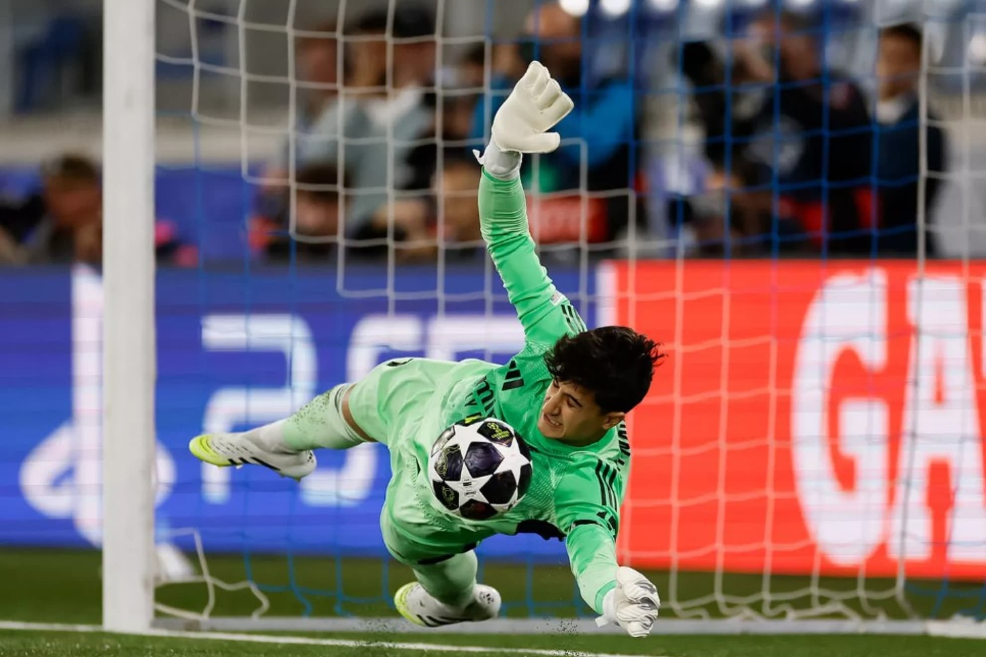 Javi Navarro, parando el penalti decisivo ante el PSG.