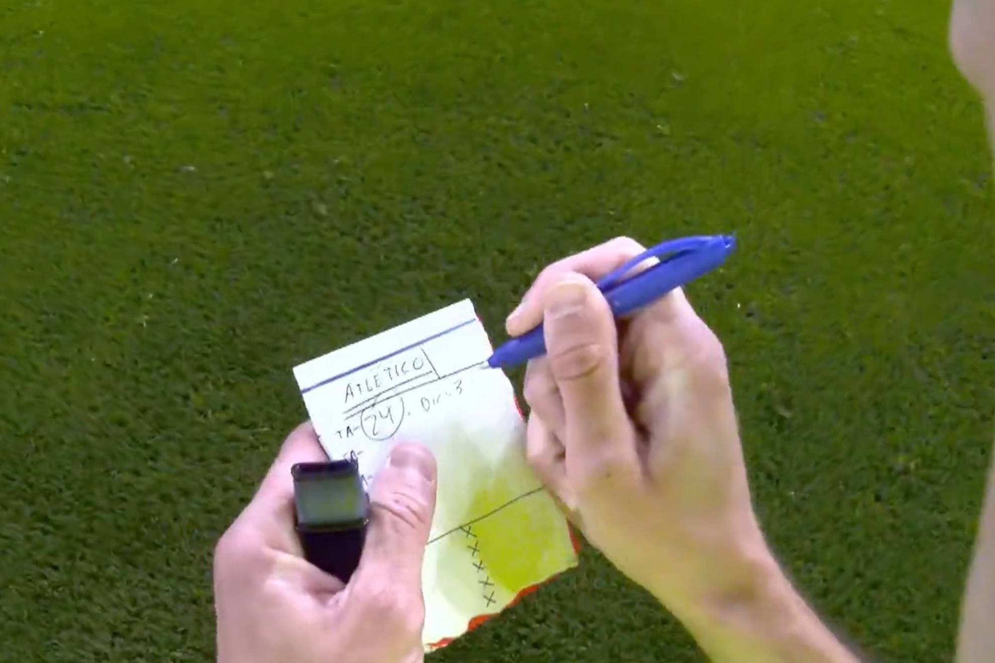 La tarjeta de Le Normand... en la tarjeta del árbitro.