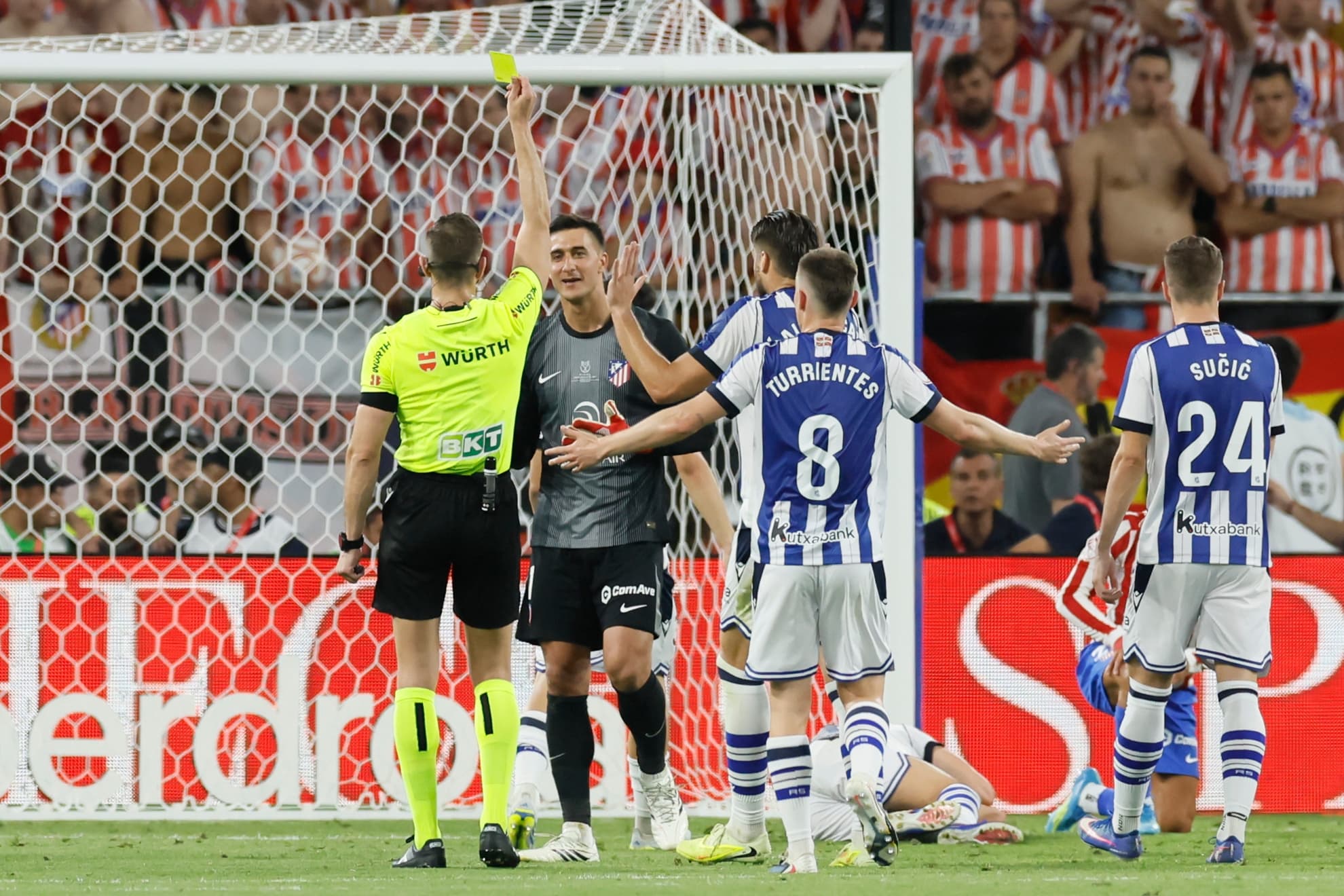 MUSSO PROTESTA A ALBEROLA ROJAS MIENTRAS LE MUESTRA LA AMARILLA.