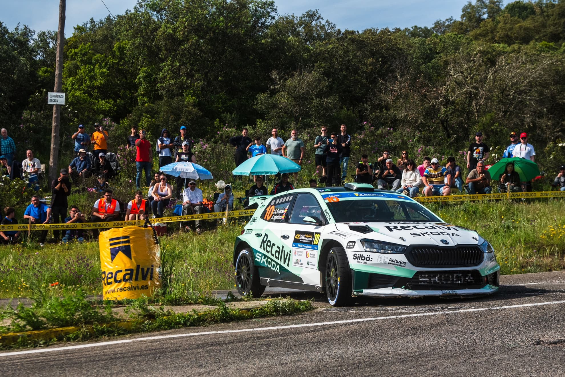 Suárez y su Skoda en los tramos de Sierra Morena.