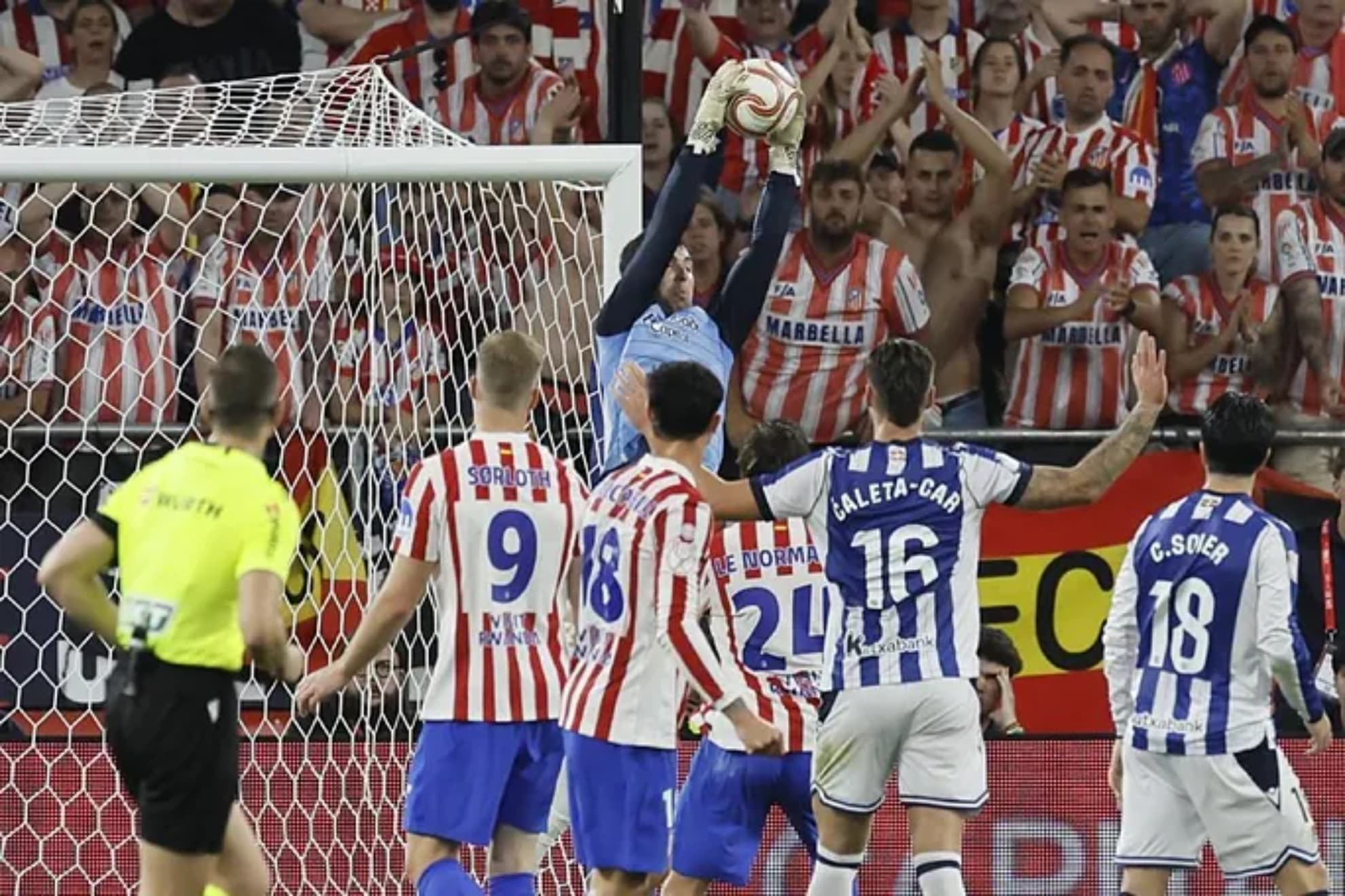 Unai Marrero sale con autoridad a un balón aéreo en la final.