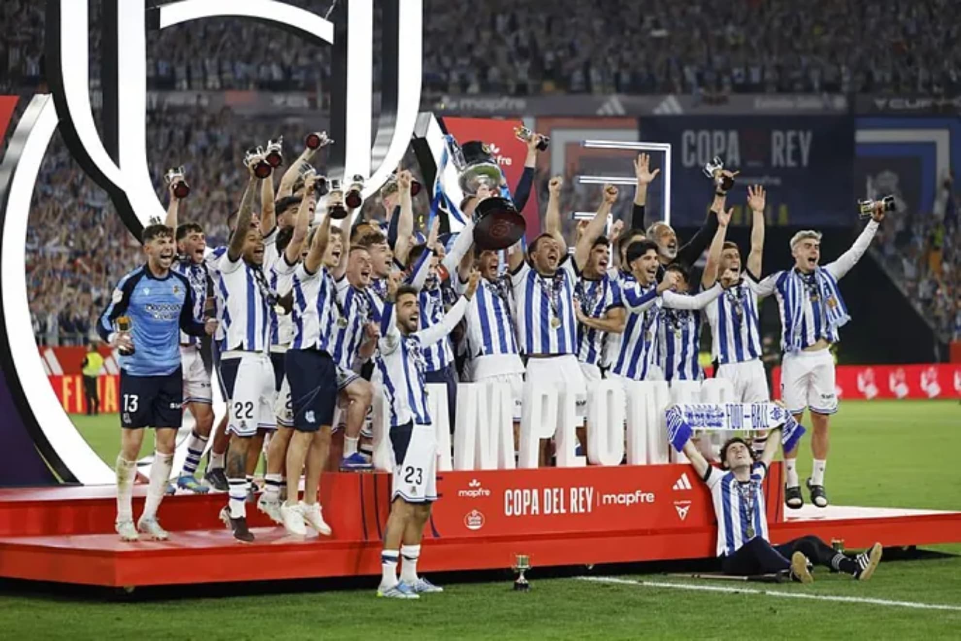 Los futbolistas de la Real festejan el título de Copa de esta edición de 2026.