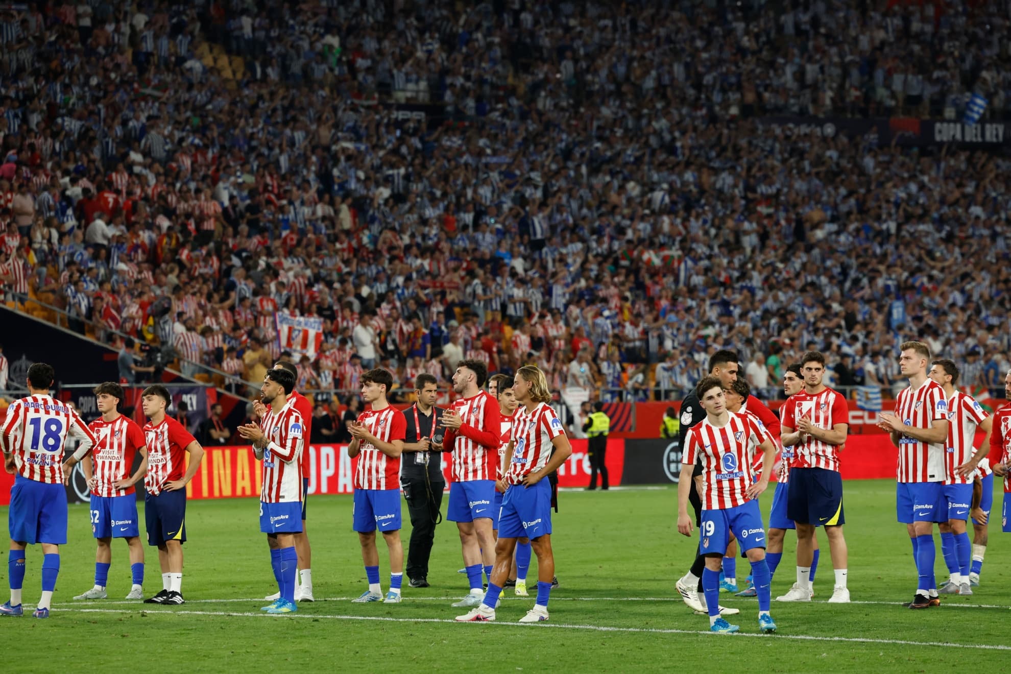 Los jugadores del Atlético, hundidos tras perder la Copa en la tanda de penaltis.