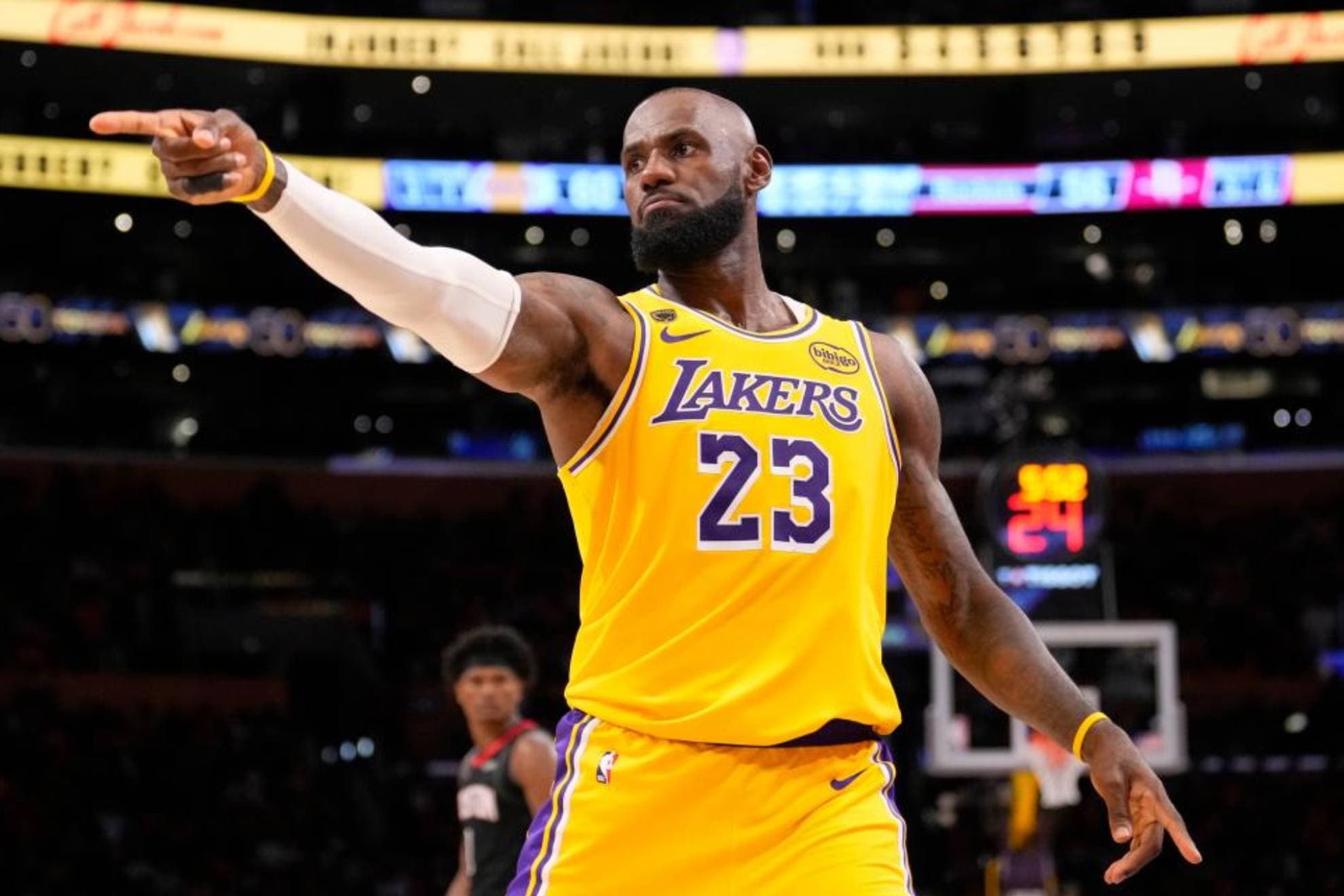 Lebron James celebra durante el partido.