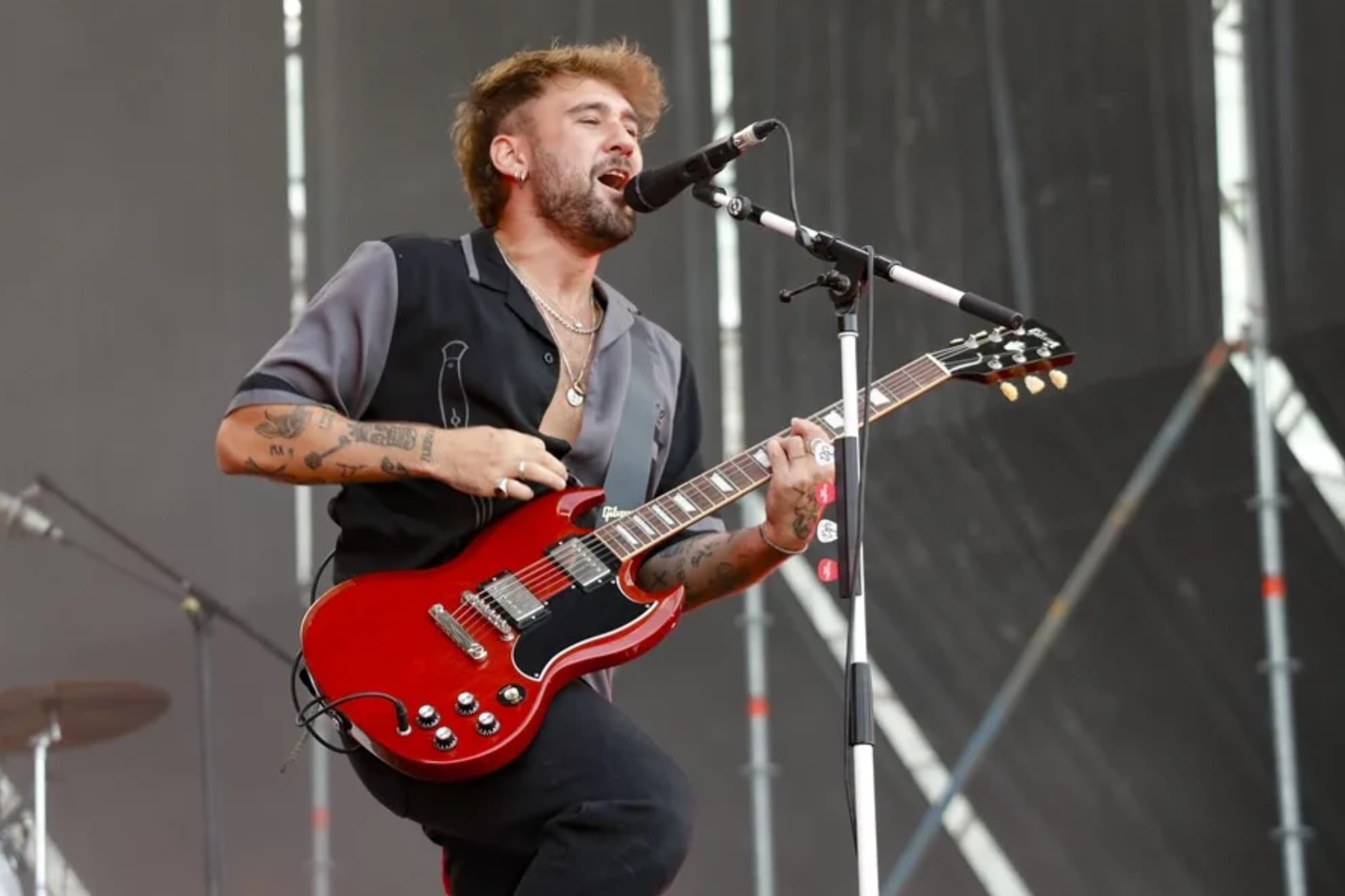 Dani Fernández interrumpe su concierto en el Roig Arena de Valencia tras sufrir una aparatosa caída en el escenario